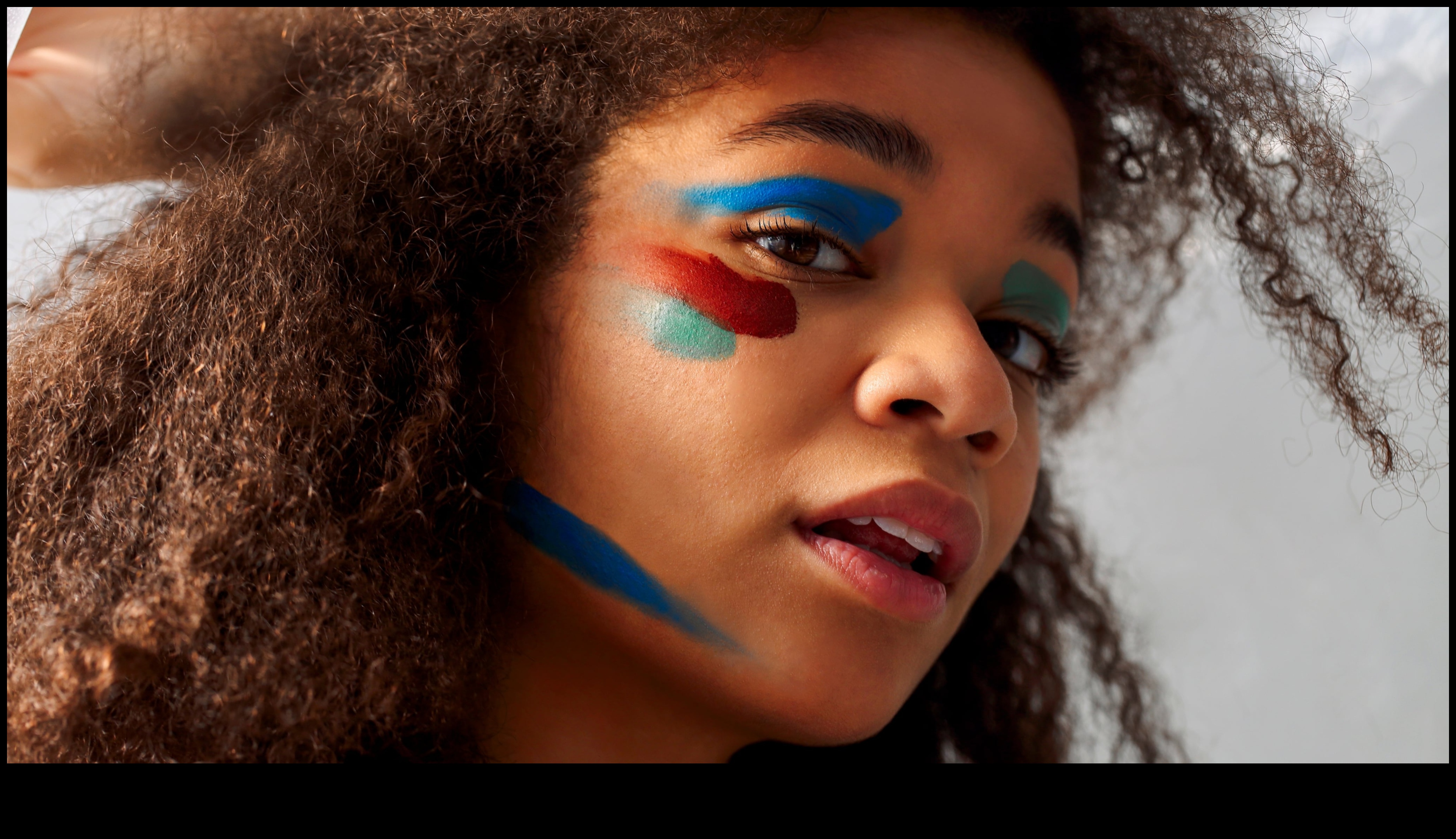 Daily Glow-Up: Ανεβάστε το βλέμμα σας με καθημερινές τεχνικές μακιγιάζ