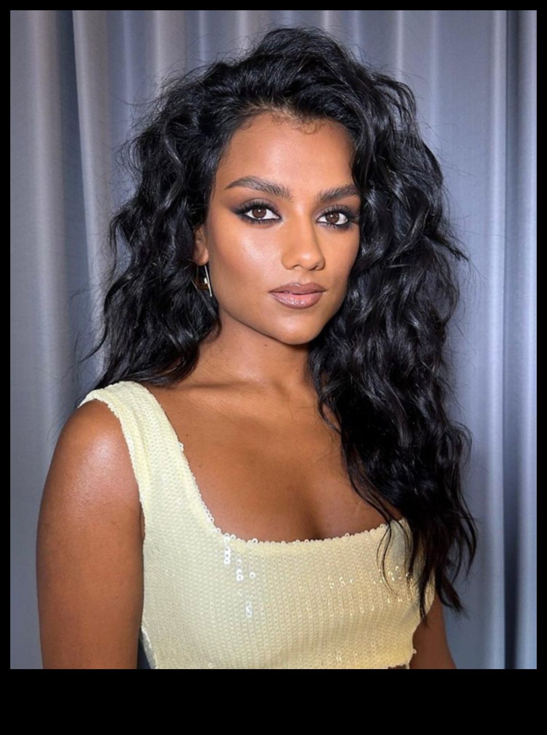 Party Chic μακιγιάζ υψηλής αντίθεσης για μια τολμηρή και λαμπερή βραδινή έξοδο 3 Party Chic: Εξερευνώντας την ομορφιά υψηλής αντίθεσης σε στυλ μακιγιάζ για πάρτι