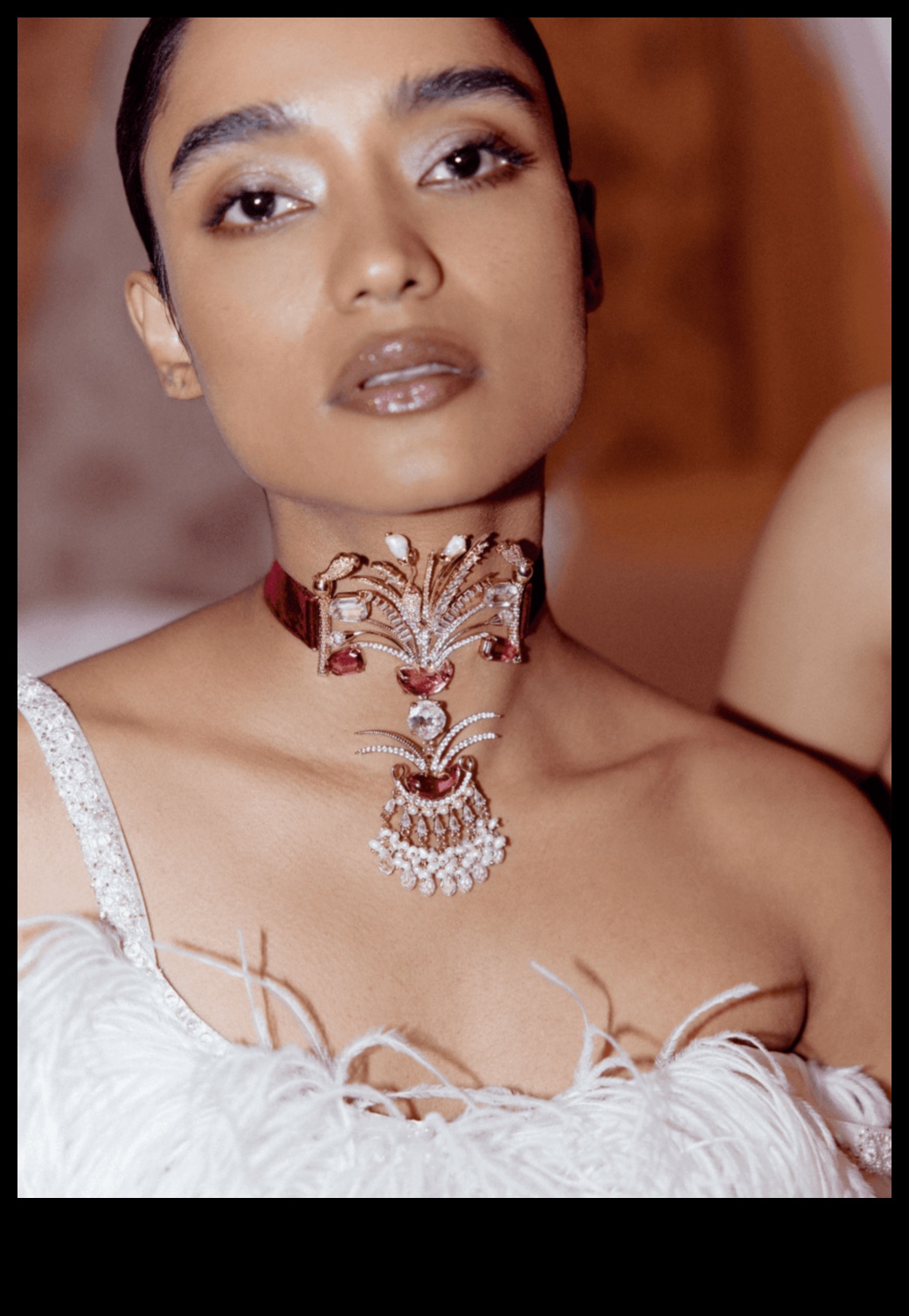 Effortless Edge: Ολοκληρώστε το σύνολό σας με Chic Chokers