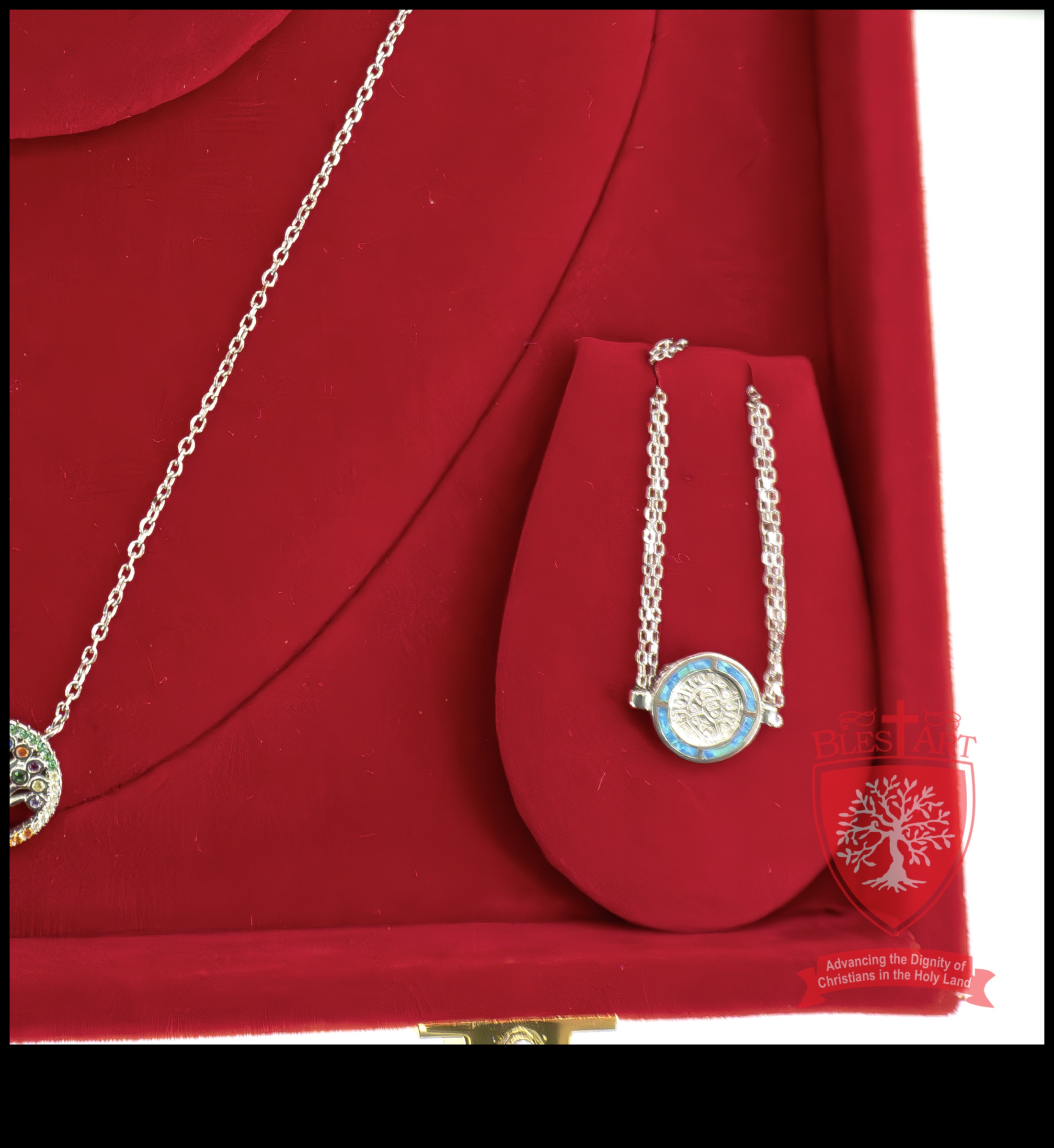 Eternal Elegance: Διαχρονική λαμπρότητα σε κάθε σκέλος της συλλογής κολιέ μας