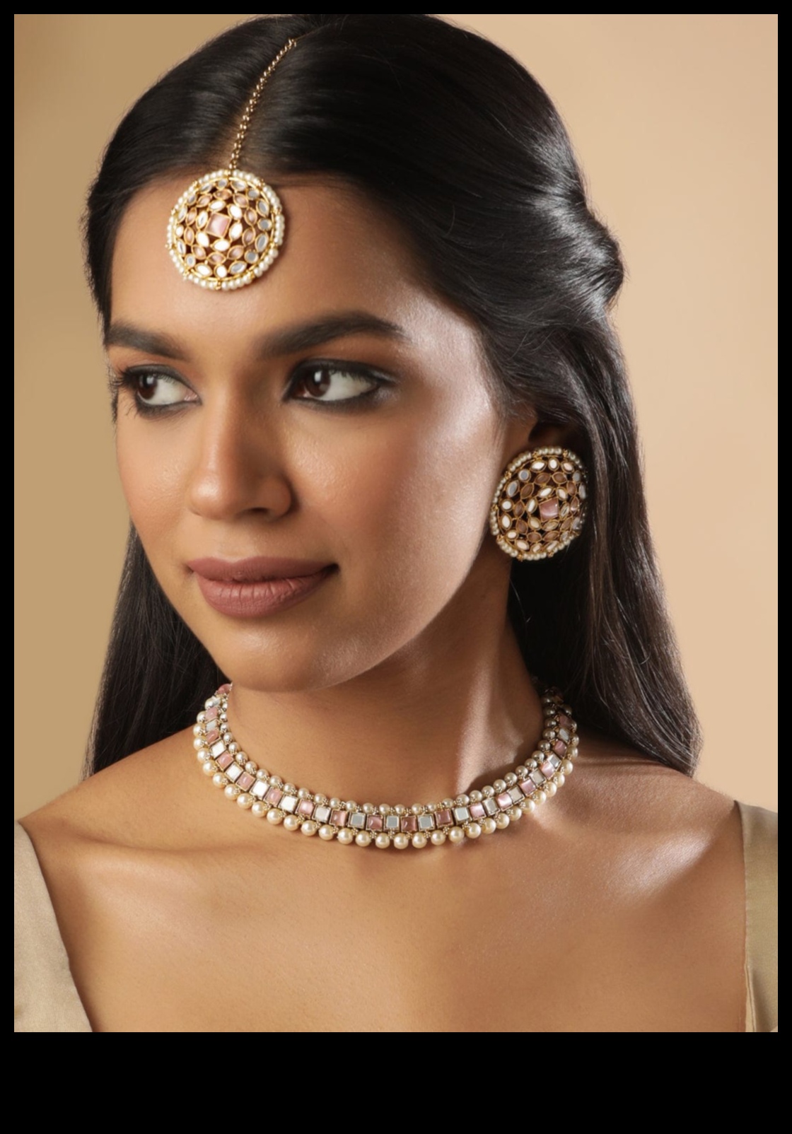 Οι λαμπεροί σύνδεσμοι αναδεικνύουν το στυλ σας με τη συλλογή Choker 4 Λαμπεροί σύνδεσμοι: Συνδέστε το στυλ σας με τη λάμψη των δημιουργιών μας για τσόκερ