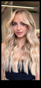 Champagne Blonde Elegance: Εορταστικά χτενίσματα για όλες τις περιστάσεις