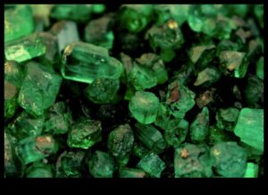 Emerald Enchantment: Τυλίξτε τον εαυτό σας με πράσινο Gemstone Glam