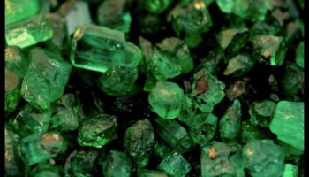 Emerald Enchantment: Τυλίξτε τον εαυτό σας με πράσινο Gemstone Glam