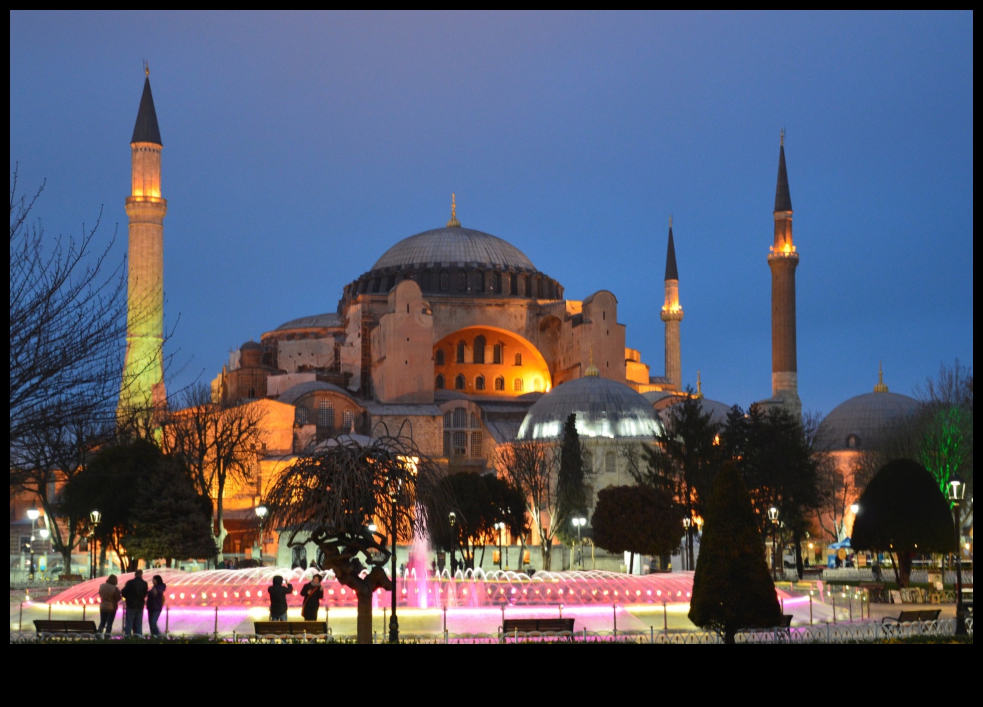 Sightseee Soiree A Chic Affair με εκπληκτική θέαΜια βραδιά πολυτέλειας και εξερεύνησης στα πιο εμβληματικά ορόσημα της πόλης. 1 Sightseeing Soiree: A Chic Affair με εκπληκτική θέα