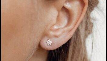 Feminine Flourish: Αγκαλιάστε τη λιχουδιά με τα θηλυκά μας σχέδια σκουλαρίκια