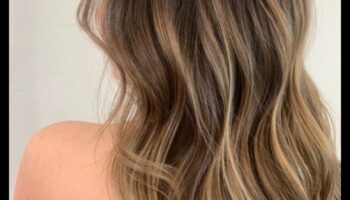 Μελαχρινή Balayage Bliss: Sun-Kissed Highlights για φυσική εμφάνιση